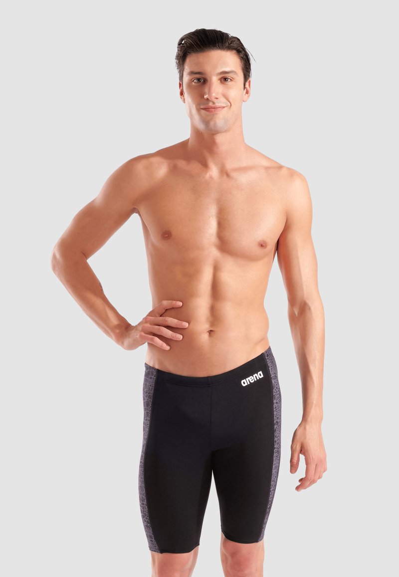 Schwarze Schwimmshorts mit grauen gemusterten Seitenpanelen. Das Material ist glatt und dehnbar. Verfügt über einen elastischen Bund mit "arena"-Logo.