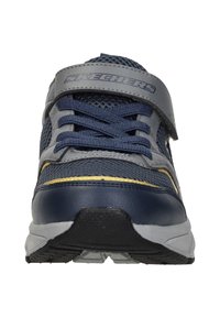 Marineblauwe en grijze sport schoenen met een bovenwerk van mesh, gele accentlijn en klittenbandsluiting. Heeft een gestructureerde, duurzame rubberen zool.