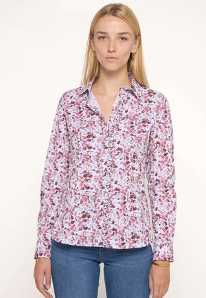 Chemise boutonnée à fleurs violettes claires avec col, ornée d'un motif de fleurs roses et bordeaux, et à manches longues. Texture douce et coupe décontractée.