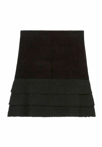 Toalla negra con tres capas rizadas texturizadas en la parte inferior y una superficie lisa en la parte superior. Material suave de color uniforme.