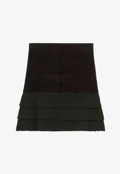 Toalla negra con tres capas rizadas texturizadas en la parte inferior y una superficie lisa en la parte superior. Material suave de color uniforme.