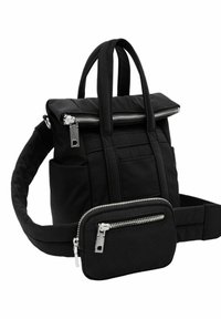 Zwarte nylon rugzak met een opvouwbare bovenkant, zilveren ritsen, dubbele bovenhandvaten en een bijgevoegd klein ritsvakje. Textuur oppervlak.