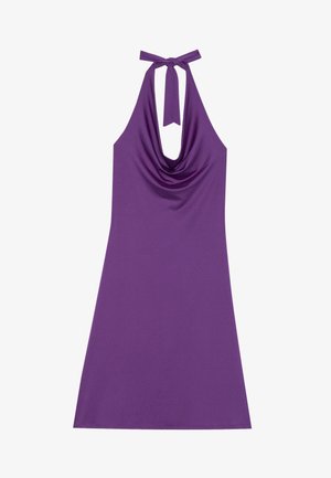 Lilla halterneck-kjole med draperet cowl-hals. Lavet af glat stof, har bindebånd i halsen og en tætsiddende silhuet, der flares ud ved kanten.