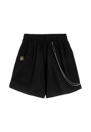 Pantalones cortos negros con cintura elástica, bolsillos delanteros, un pequeño logo redondo amarillo en el lado izquierdo y una cadena plateada en el lado derecho.