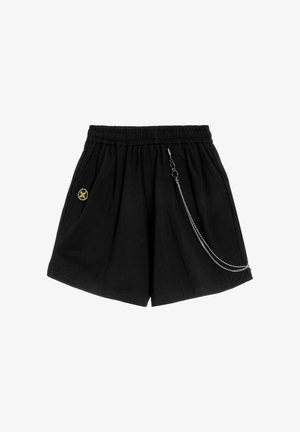 Pantalones cortos negros con cintura elástica, bolsillos delanteros, un pequeño logo redondo amarillo en el lado izquierdo y una cadena plateada en el lado derecho.