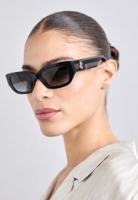 Unselected, black