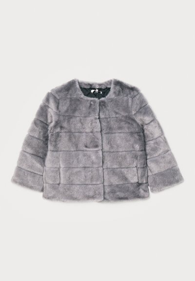 Grå faux fur jakke med en boksformet silhuet, rund udskæring og frontlukning. Har horisontale quiltede linjer og en blød tekstur.