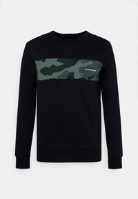 Sudadera negra con una franja de camuflaje verde en el pecho, cuello redondo y puños acanalados. Nombre de la marca "G-Star RAW" mostrado en la franja.