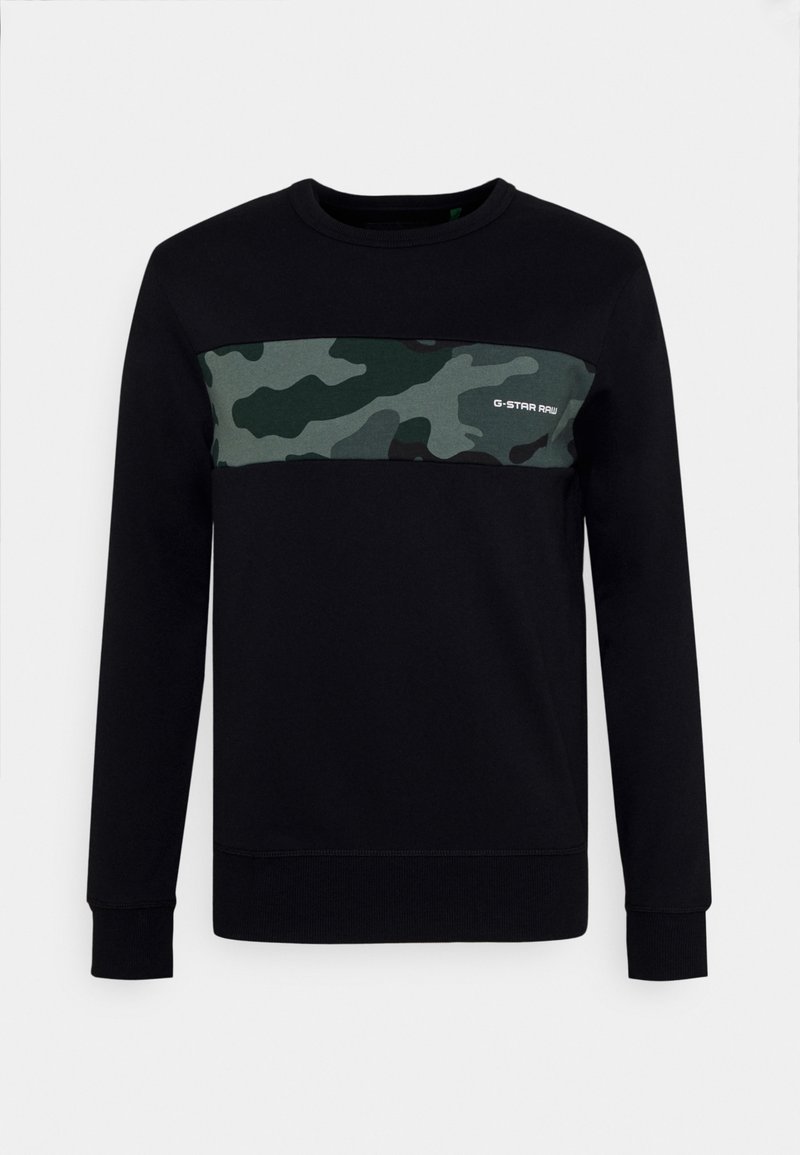 Sudadera negra con una franja de camuflaje verde en el pecho, cuello redondo y puños acanalados. Nombre de la marca "G-Star RAW" mostrado en la franja.