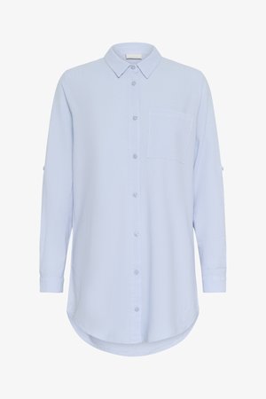 Svijetloplava košulja dugih rukava u opuštenom kroju, s prednjim zakopčavanjem na gumbe, jednim džepom na prsima i zaobljenim rubom. Mekani materijal, mješavina pamuka.