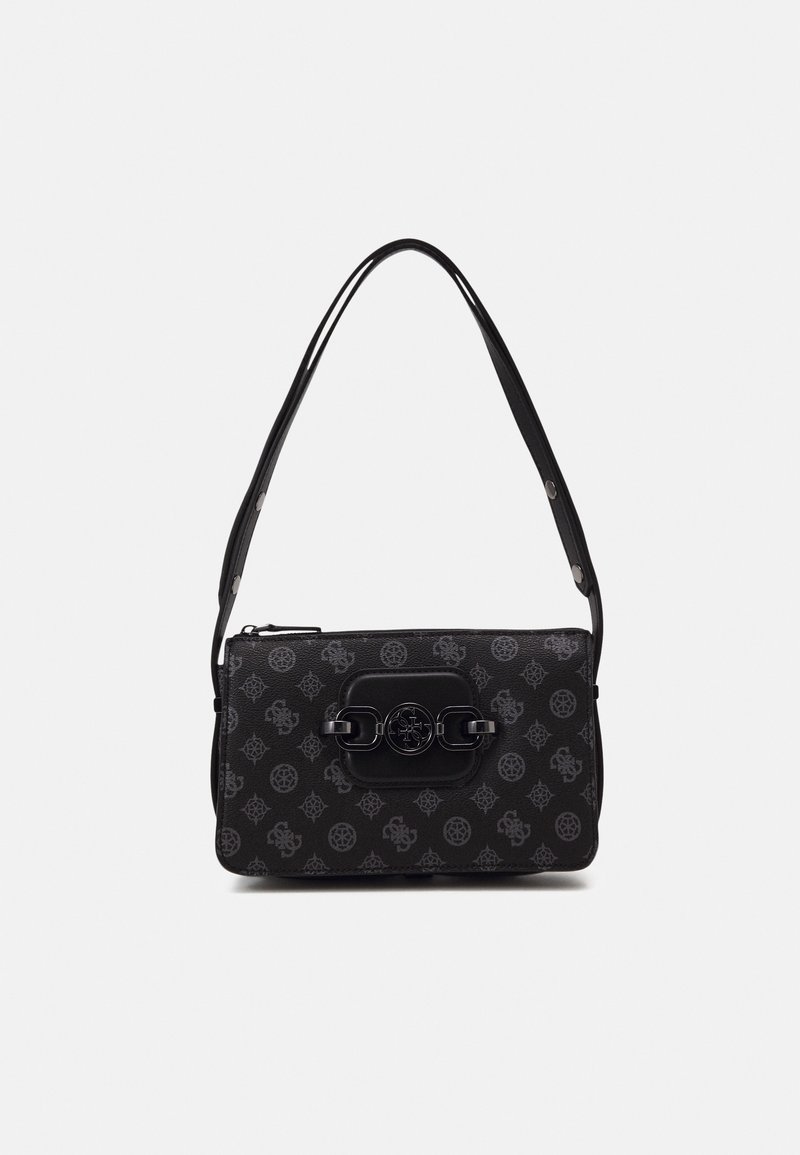 Sac d'épaule rectangulaire noir avec logos à motifs, fermoir noir avec détails en chaîne et sangle ajustable avec accents de boutons.