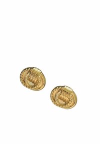 Pendientes de oro con un diseño circular, acentos estriados y detalles texturizados, complementados por un borde de cuentas.