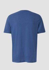 Kurzarm-T-Shirt aus einfarbigem Baumwollstoff in Blau. Rundhalsausschnitt, normale Passform, glatte Textur und minimale Nähte ohne sichtbare Logos oder Muster.