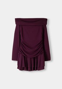 Off-shoulder lila klänning med långa ärmar, som har drapering på bodidset och en urtagen, lager på lager nederkant. Tillverkad av elastiskt material.