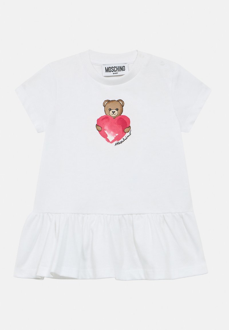 Λευκό βρεφικό φόρεμα με κοντά μανίκια, βολάν στο τελείωμα και εκτύπωση αρκουδάκι που κρατάει μια κόκκινη καρδιά στο μπροστινό μέρος.