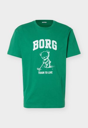 Vihreä t-paita, jossa valkoinen teksti "BORG" yläpuolella nallekarhu, joka pelaa golfia, ja "TRAIN TO LIVE" nallen alapuolella.