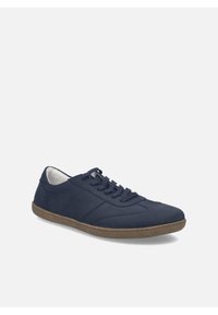 Chaussure décontractée à lacets bleu marine avec semelle en caoutchouc marron texturée et détails de coutures minimales, présentée en angle pour montrer le côté extérieur et l\'avant-pied.