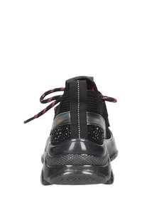 Zapatillas deportivas negras con parte superior de malla, acentos texturizados en negro, detalles reflectantes y cordones a rayas rosas, con una suela acolchada.