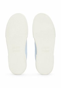 Biała, gumowa podeszwa o teksturowanej powierzchni, z niebieskim panelem bocznym i wytłoczonym logo marki. Prosty i funkcjonalny design.