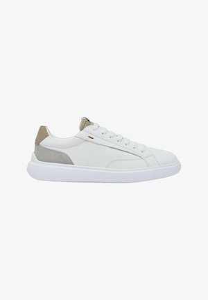 Lavtop hvid læder sneaker med hvide snørebånd, beige hælklap, grå ruskindshæl og tyk hvid gummisål.