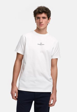 Hvit bomulls T-skjorte med rund hals, med en svart logo trykk på brystet. Enkel, kort erm, og klassisk passform.