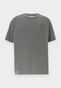 Camiseta de algodón gris con un cuello redondo clásico, mangas cortas y un corte relajado. Presenta una textura suave y un diseño sencillo.