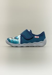 Chaussure bleue pour enfants avec bride en Velcro, semelle blanche avec motif en forme de vague, et impression de personnage de dessin animé sur la zone des orteils.