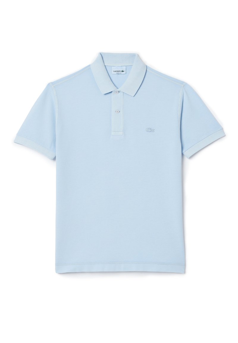 Polo de color azul claro, hecho de algodón, con cuello acanalado, botonera de tres botones y un logo bordado en el pecho.