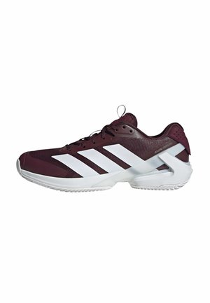 Maroon-weißer Adidas Adizero Tennisschuh mit Mesh-Obermaterial, drei weißen Streifen und verstärkter Fersenstütze für Stabilität.