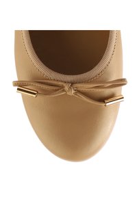 Beige ballerina med en slät läderöverkant, elastisk krage och en rosettdetalj som accentueras av guldfärgad hårdvara på båda sidor.