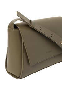 Olivengrøn lædertaske med en struktureret form, fladt klap og en enkelt justerbar rem. Har logo præget på fronten.