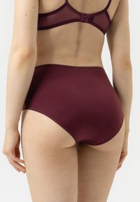 Bordó vyšší spodní prádlo vyrobené z hladkého materiálu, bez švů a v klasickém střihu. Má jemný lesk a žádný viditelný potisk.