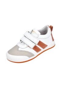 Zapatillas sintéticas blancas y beige con acentos de ante marrón, dos cintas de velcro, un collar acolchado y una suela de goma texturizada.