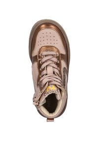 Roze en bronzen hoge sneaker van gestructureerd leer, met geperforeerde neus, glinsterende accenten en contrasterende veters. Zijrits voor gemakkelijk aan- en uittrekken.