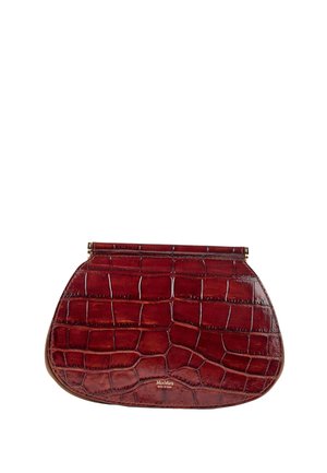 Mørkerød clutch i krokodillestruktureret læder med fold-over lås og "Max Mara Made in Italy" præget foran.