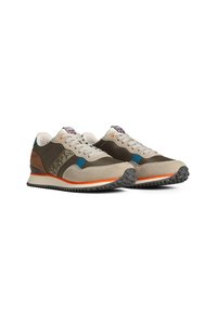 Scarpe da corsa con tomaia in suede beige e marrone, dettagli blu, striscia arancione di intersuola e suola in gomma nera texturizzata.
