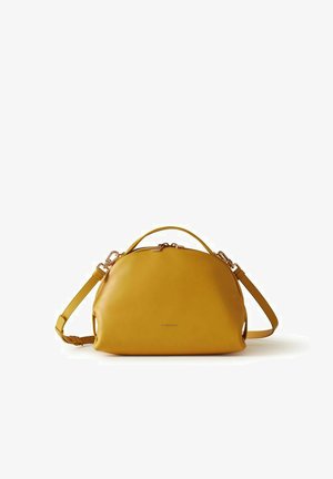 Borsa a mano in pelle gialla con forma arrotondata, manico superiore e tracolla regolabile su sfondo bianco.