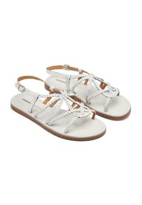 Sandalias de cuero blanco con tiras trenzadas, punta abierta y hebilla en el tobillo. Plantilla de cuero sintético con suela de goma marrón para agarre.
