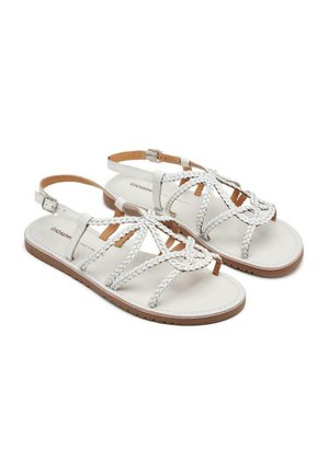 Sandalias de cuero blanco con tiras trenzadas, punta abierta y hebilla en el tobillo. Plantilla de cuero sintético con suela de goma marrón para agarre.