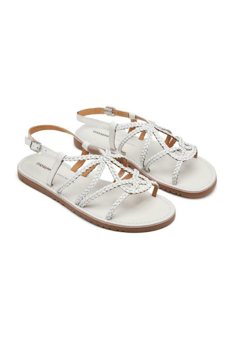 Sandalias de cuero blanco con tiras trenzadas, punta abierta y hebilla en el tobillo. Plantilla de cuero sintético con suela de goma marrón para agarre.