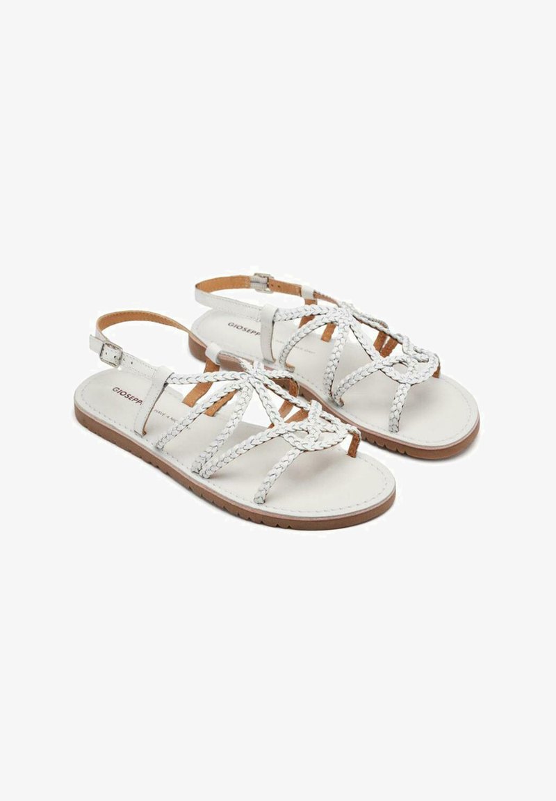 Sandalias de cuero blanco con tiras trenzadas, punta abierta y hebilla en el tobillo. Plantilla de cuero sintético con suela de goma marrón para agarre.