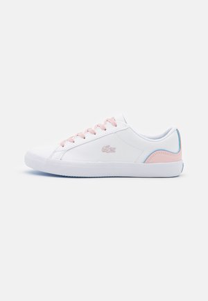 Sneaker bianca bassa con lacci rosa, dettagli rosa e blu sul tallone e piccolo logo ricamato rosa sul lato.