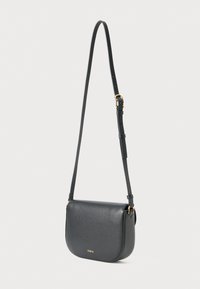 Borsa a tracolla nera in pelle con tracolla regolabile e fibbia dorata, chiusura a pattina curvata e piccolo logo dorato "Furla" sul davanti.