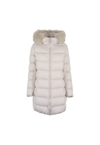 Cappotto puffer grigio chiaro con cappuccio bordato in pelliccia sintetica, design a trapunte orizzontali, chiusura frontale con zip e maniche lunghe.