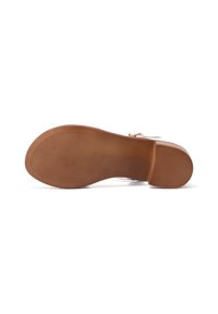 Suola di scarpa marrone con motivo testurizzato, tacco leggermente rialzato e fibbia laterale. Materiale liscio con finitura opaca.