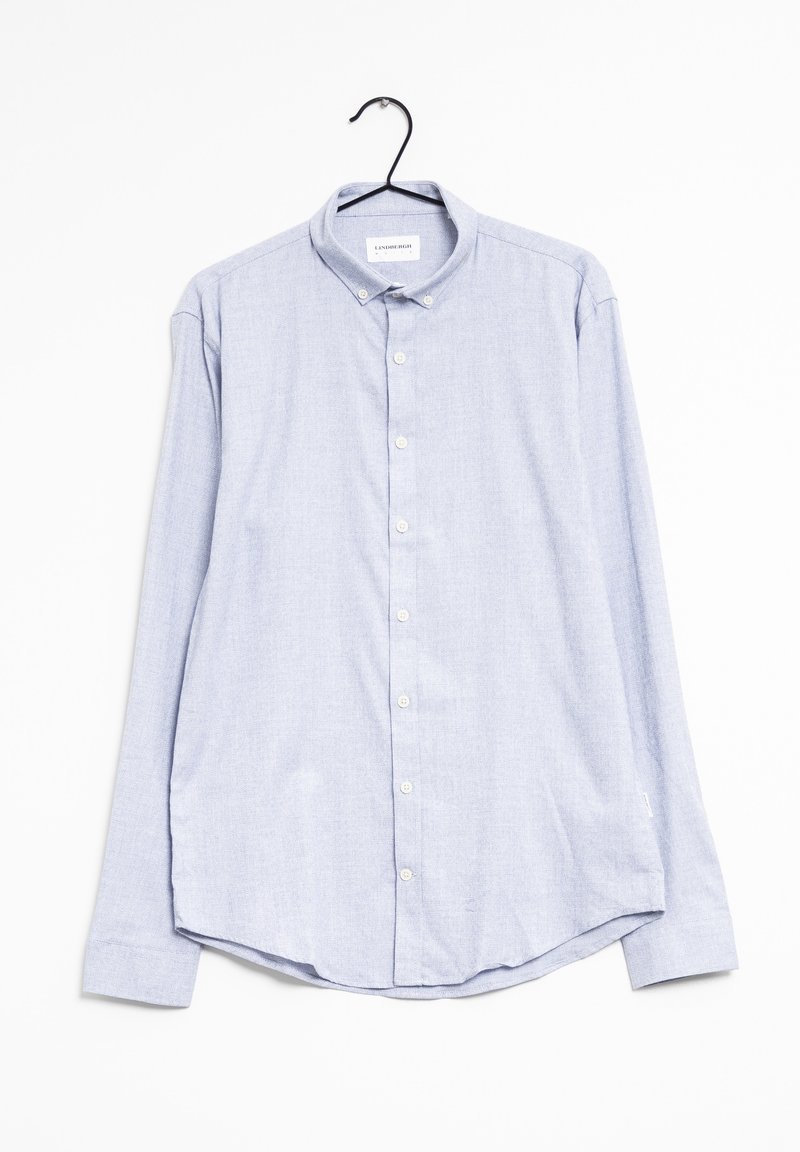 Chemise bleu clair à manches longues avec boutons et col, suspendue sur un cintre noir sur fond blanc.