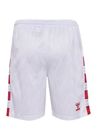 Shorts sportivi bianchi con un motivo a spina di pesce testurizzato, dettagli rossi sui lati e un logo del marchio rosso all'orlo.