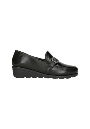 Scarpe slip-on in pelle nera con punta arrotondata, una fibbia decorativa e suola a zeppa bassa. Texture liscia con finitura lucida.