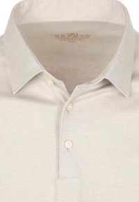 Lichtbeige polo shirt met een gestructureerde stof, twee knopen en een klassiek kraagontwerp. De binnenkant toont een subtiel merkembleem.
