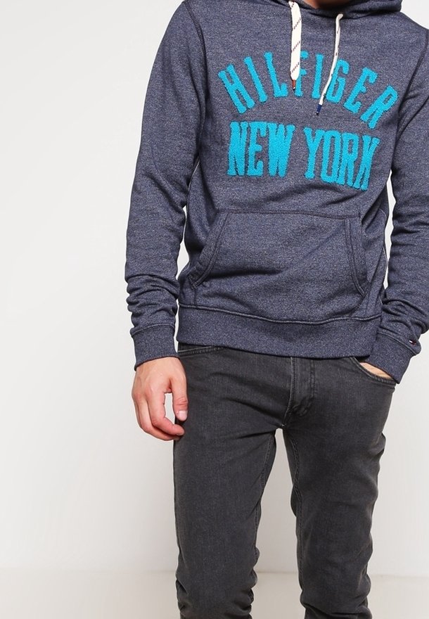 Sudadera de marina con "HILFIGER NEW YORK" en turquesa. Cuenta con un bolsillo frontal, capucha con cordón y puños y bajo acanalados.